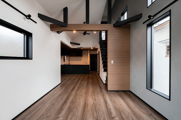 都心に佇む開放的な家の外観