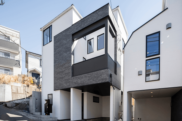 バーカウンターのある家の外観