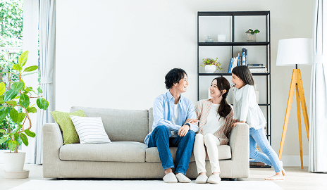 リビングでくつろぐ家族 快適な住空間